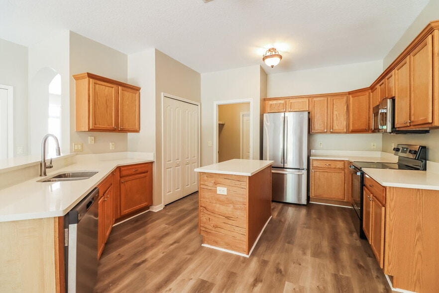 Building Photo - 10445 Meadow Spring Dr