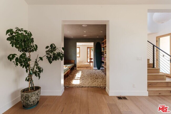 Building Photo - 1149 Old Topanga Canyon Rd