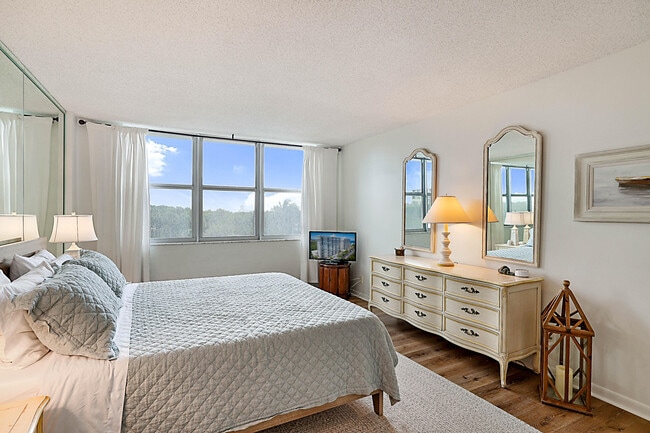 Building Photo - 2121 N Ocean Blvd