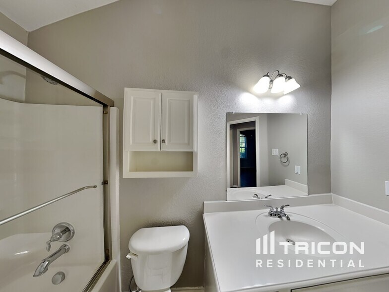 Building Photo - 630 Azalea Dr