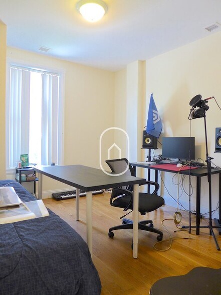 Building Photo - 87 Gainsborough St