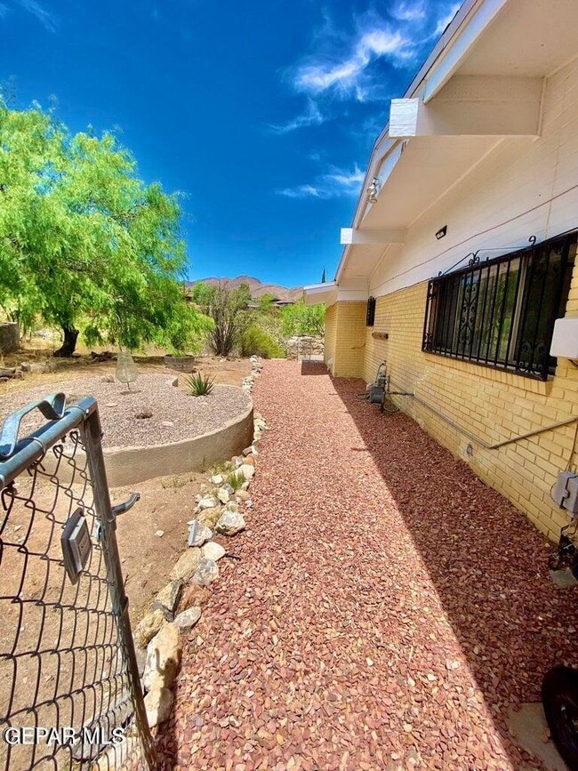 Building Photo - 3213 El Morro Rd