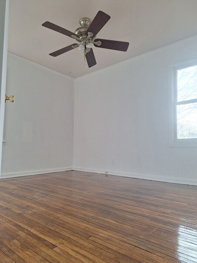 Building Photo - Three bedroom one bath one car garage