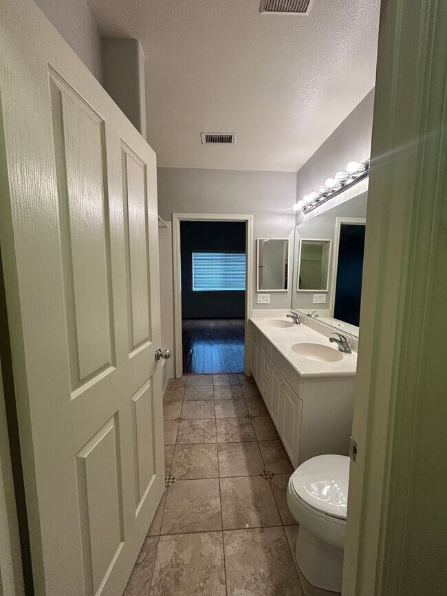 Building Photo - Bright & Airy 3-Bedroom Townhome in Ewa Be...