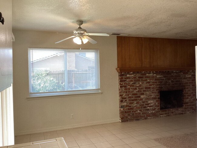 Building Photo - 4424-4426 E Dakota Ave