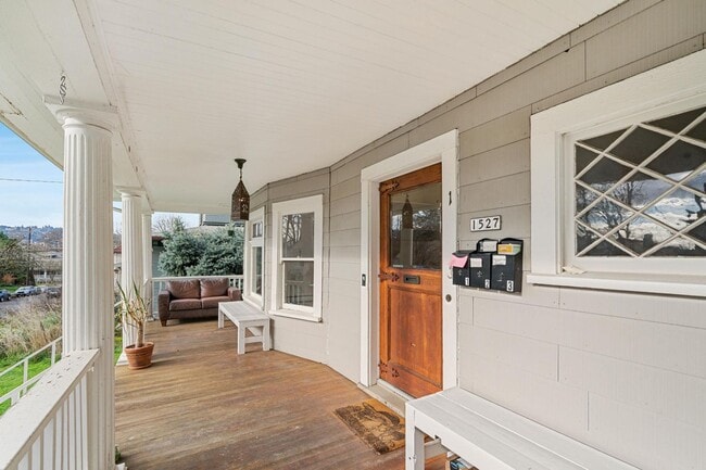 Building Photo - Charming 1-bdrm/1-bath in 1900s Victorian triplex—Prime location, shared laundry & yard