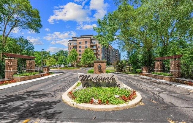 Building Photo - 125 Lakeview Dr