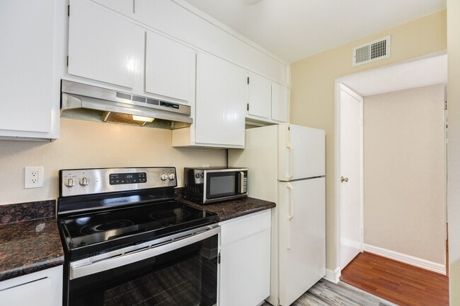Building Photo - 7140 N Holiday Dr