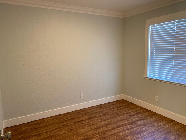 Building Photo - 3 Bedroom, 1 Bathroom Home in N. Highlands