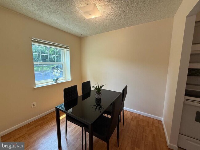 Building Photo - 3011 Valley Dr