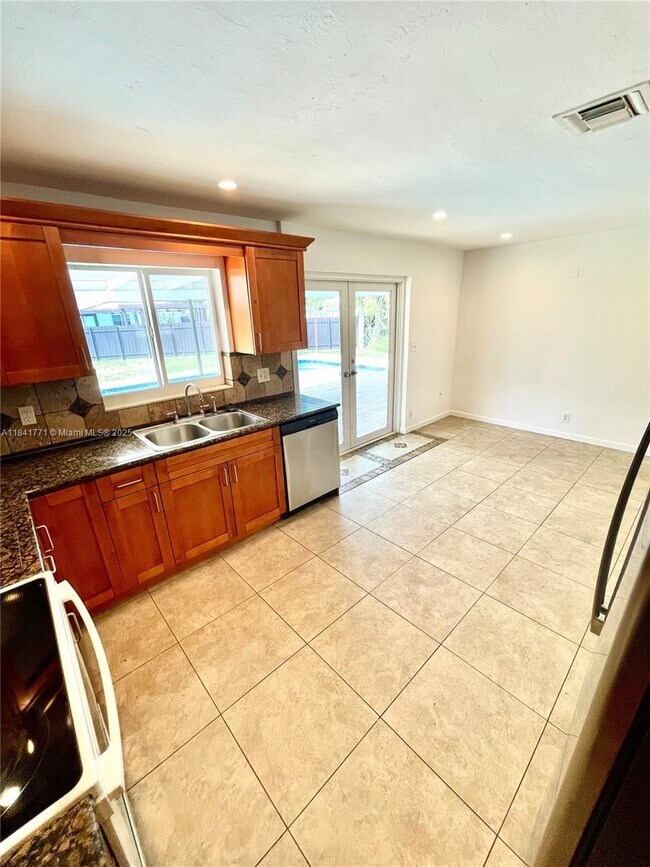 Building Photo - 4430 W Broward Blvd