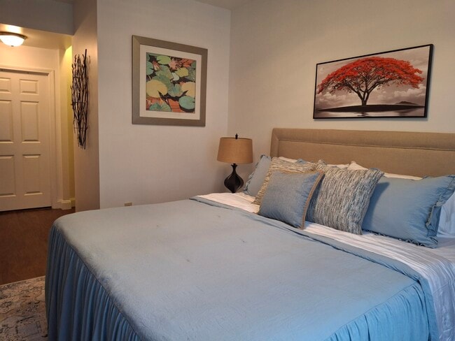 Building Photo - 300 W 5th St