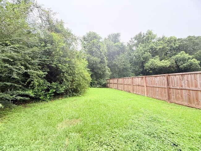 Building Photo - Spacious Triplex - Water Included