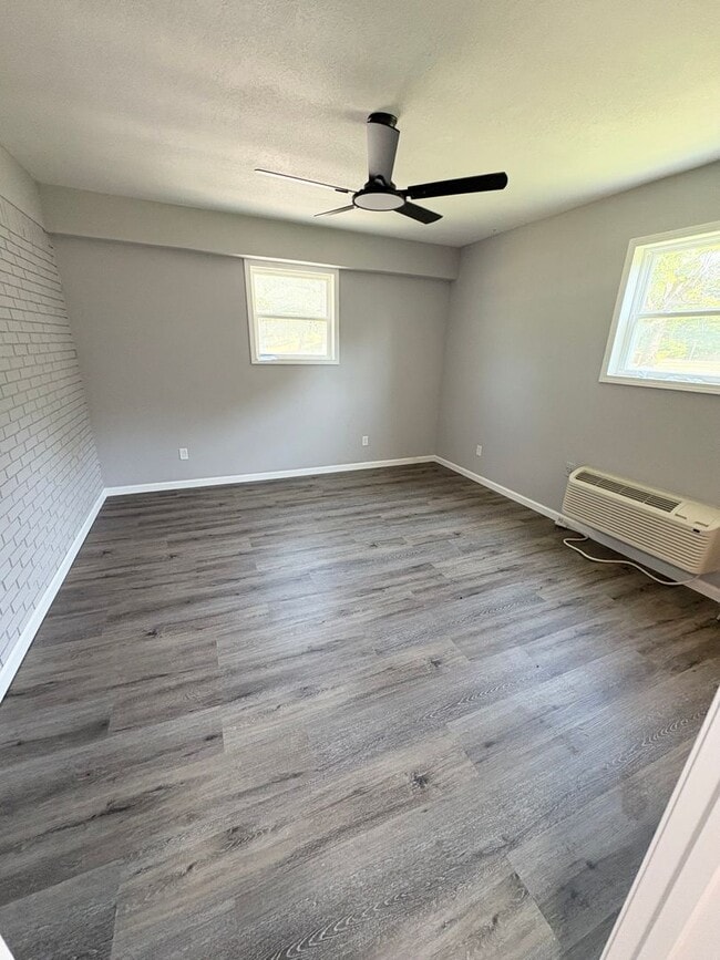 Building Photo - Spacious & Updated 4 Bedroom Home!