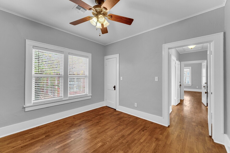 Building Photo - 811 N Lindell Ave