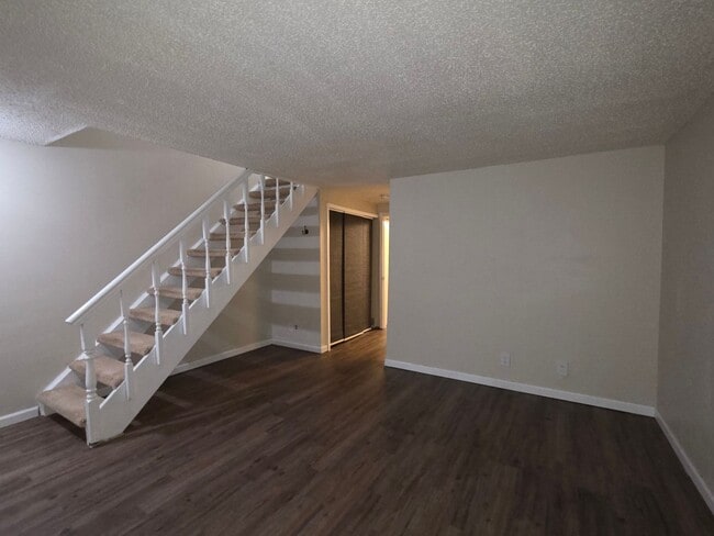 Building Photo - Great 3 Bedroom Townhouse In Aurora!