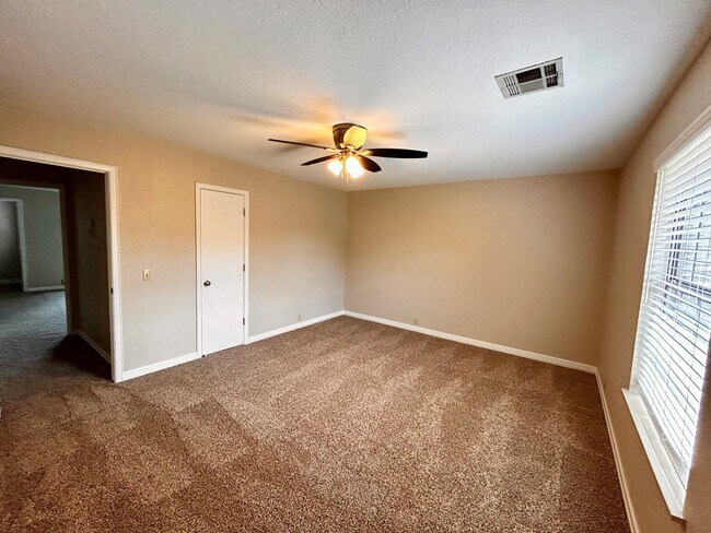 Building Photo - 11902 Shady Trail Ln
