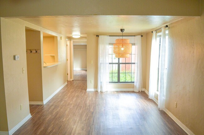 Building Photo - FIRST MONTH FREE! Rockwood Villas 3 bedroom 3 bath