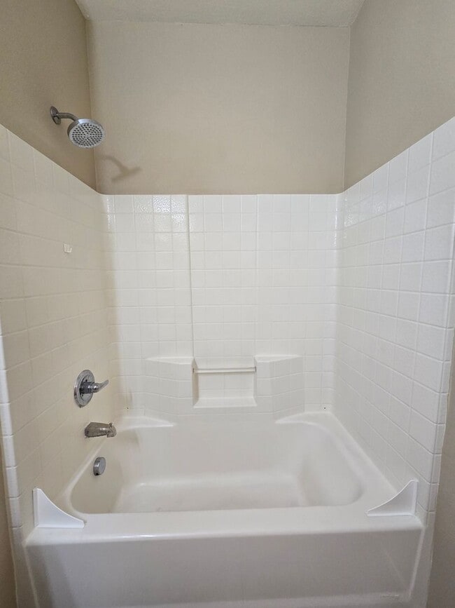 Building Photo - A Fabulous 3 Bedroom Townhouse close to NA...