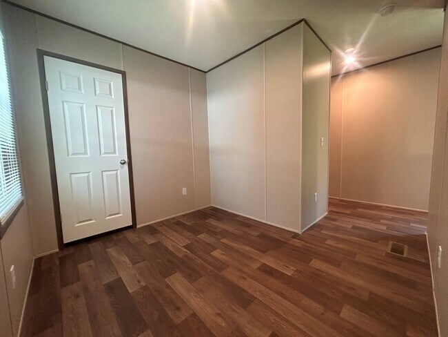 Building Photo - 23 White Oak Village