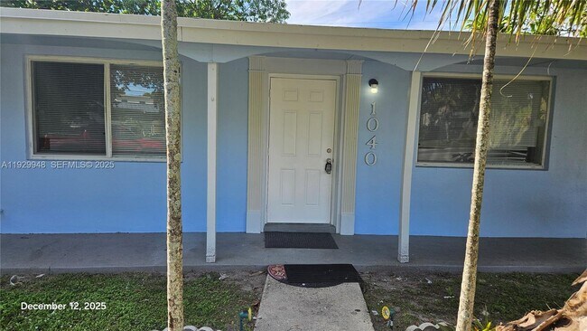 Building Photo - 1040 N 70th Ave