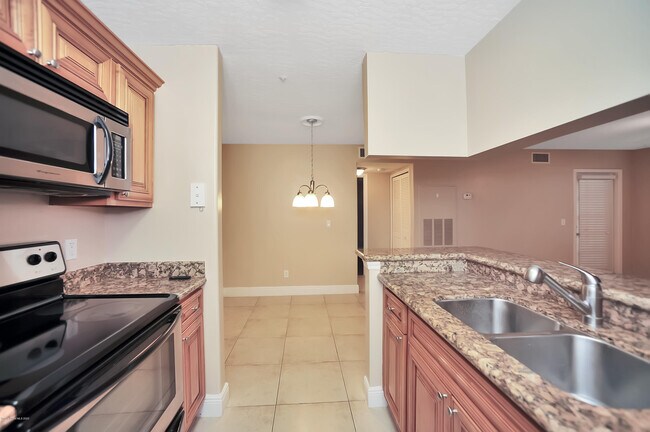Building Photo - 7667 N Wickham Rd
