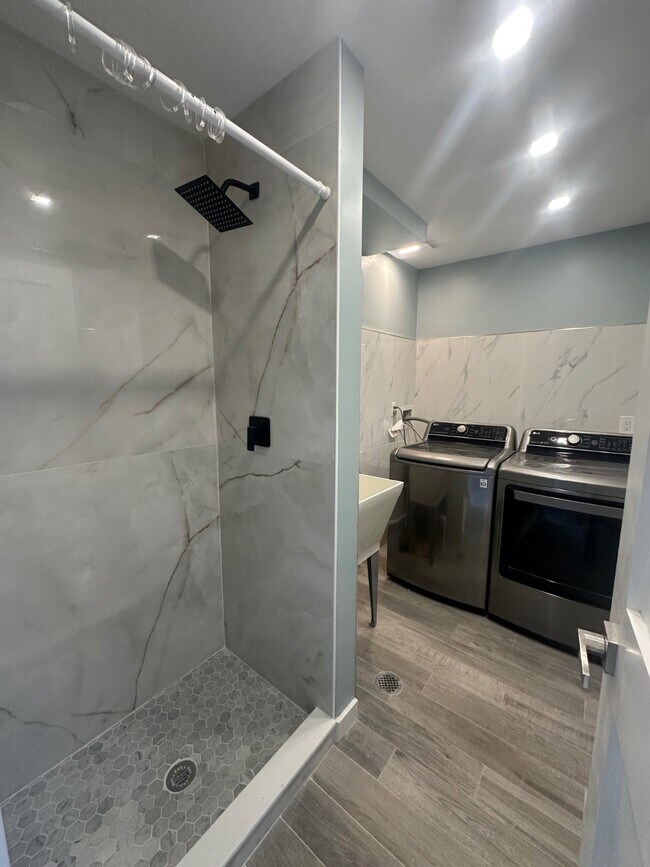 Building Photo - 3829 Beechwood Pl