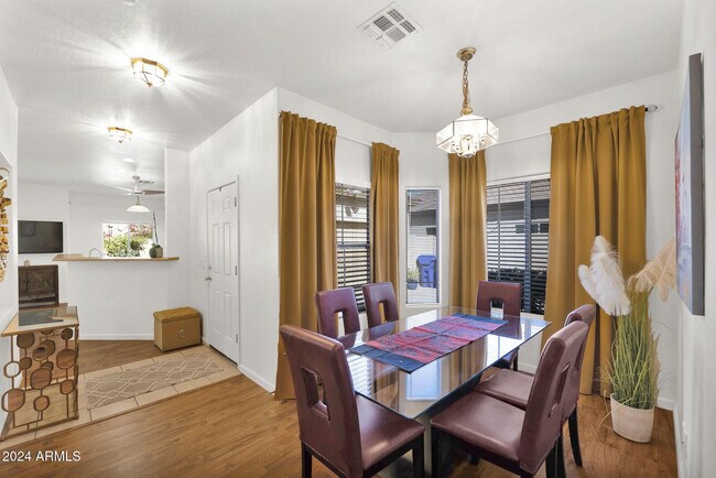 Building Photo - 868 E Savannah Dr