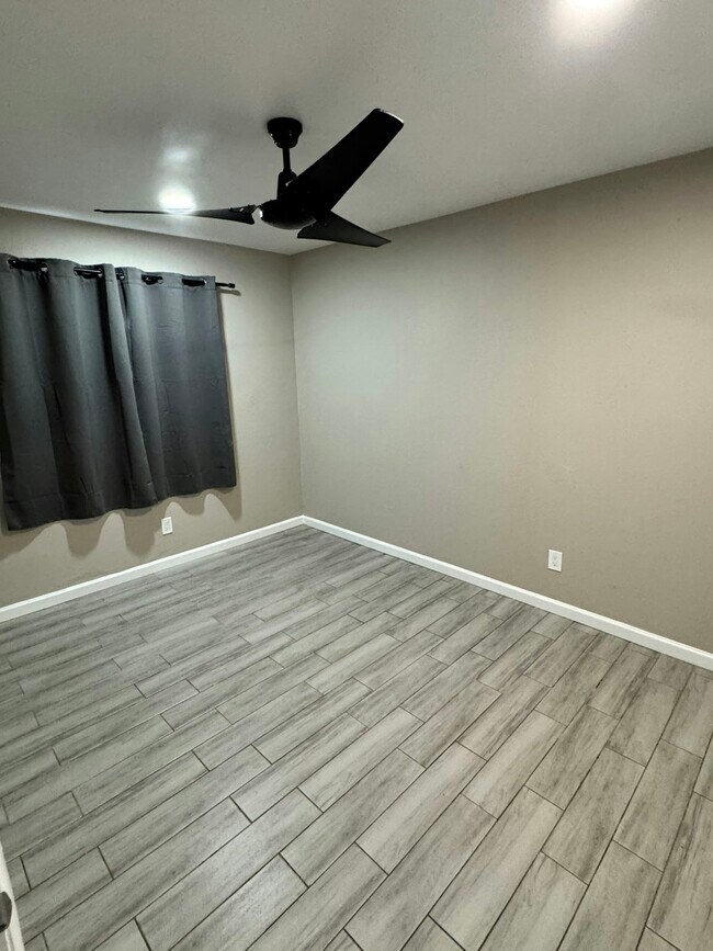 Building Photo - 1013 E Commonwealth Pl