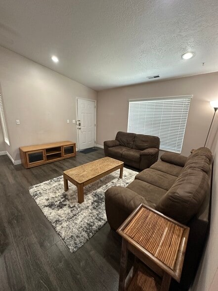 Building Photo - 1559 N Riverside Ave #10