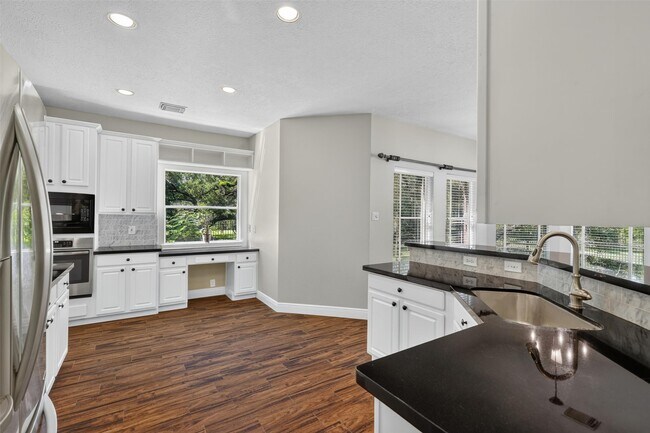 Building Photo - 108 Oak Creek Ln