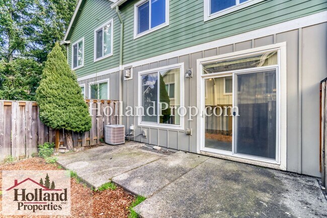 Building Photo - Live in Style: Updated Townhome with Amenities & Ideal Location