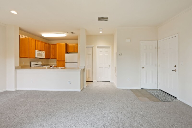 Building Photo - 5201 Laguna Oaks Dr
