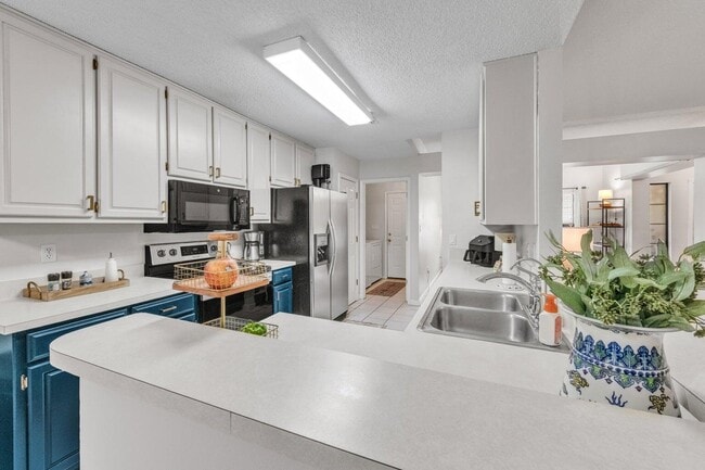 Building Photo - 6453 Garden Dr