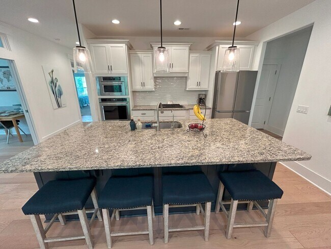 Building Photo - Beautifully appointed furnished 4 bedroom ...
