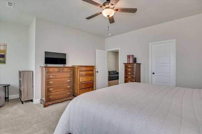 Building Photo - 210 Pebble Ln
