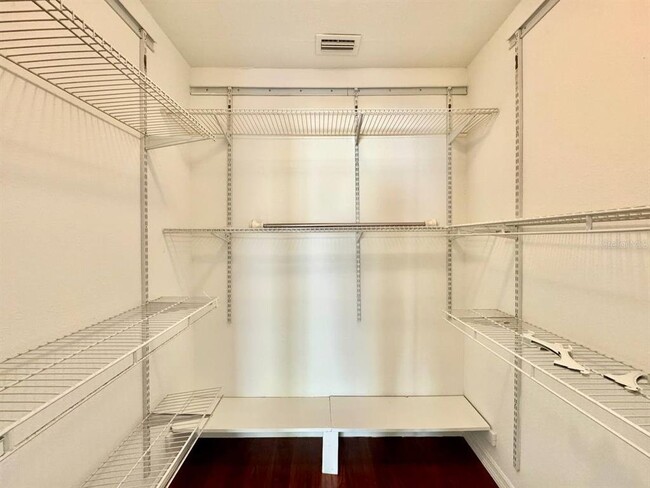 Building Photo - 809 W Hiawatha St