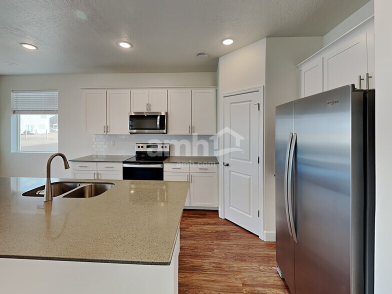 Building Photo - 226 N Dry Crk Rd