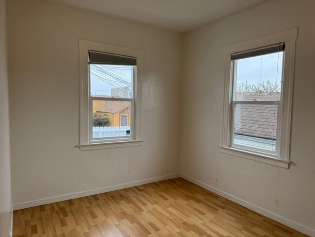 Building Photo - Three Bedroom House in Visitacion Valley