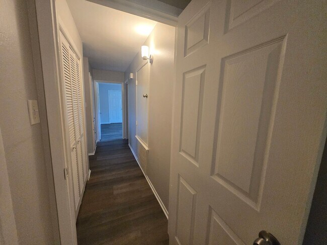 Building Photo - 3221 Dreeben Dr