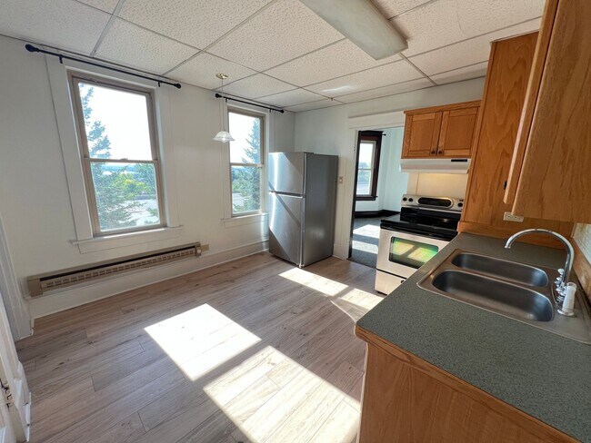 Building Photo - 2+ Bedroom Apartment - AVAILABLE AUGUST 1st!
