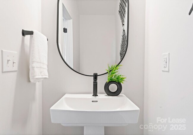 Building Photo - 2411 Pruitt St