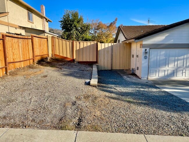 Building Photo - 3520 Pleasant Knl Dr