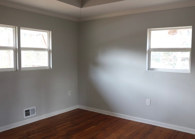 Building Photo - 1027 Woodward Cir SW