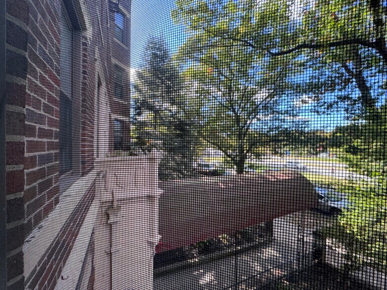 Building Photo - 386 Riverway