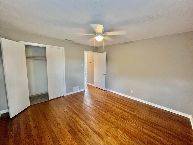 Building Photo - Pre-Leasing - 2 bed 1 bath Close to Tech!