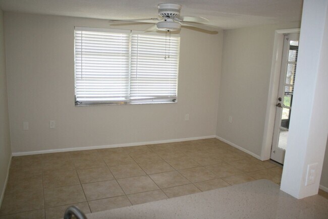 Building Photo - Beautifully updated 2 bedroom 2 bath