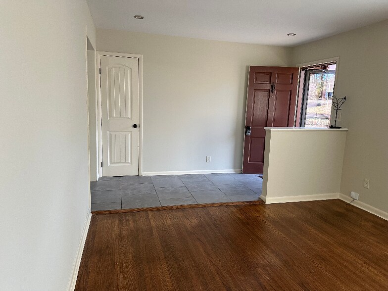 Building Photo - 2262 Locke Cir