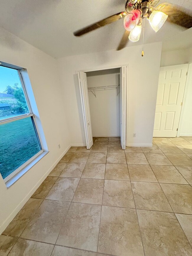 Building Photo - Charming Single-Family Home for Rent in Lehigh Acres