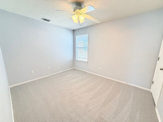 Building Photo - Super Nice 4 Bedroom w/Loft in Prime Location with Community Amenities